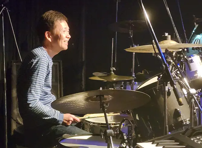 西秀記がドラマーとしてライブ出演しているようす