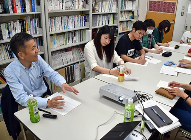 若者とディスカッションする西秀記